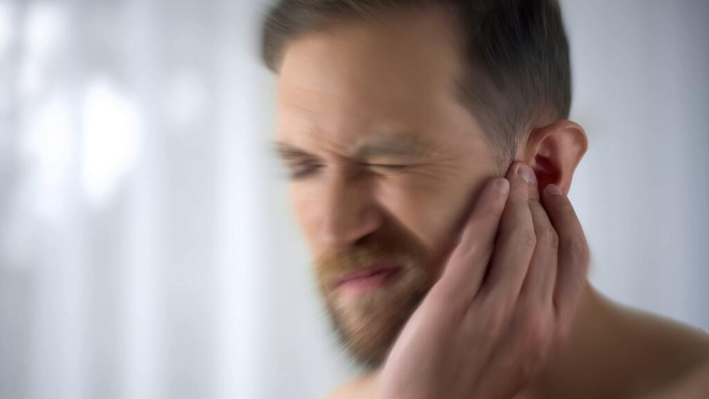 Man feels pain in middle ear, meningitis and hearing loss, infla tinnitus
